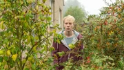 In der friedlichen Siedlung der Schöllers sind nun auch die Nachbarn alarmiert: Lebt etwa ein Mörder unter ihnen? Besorgt wenden sie sich an die Polizisten am Tatort. Dabei fällt den Ermittlern der Nachbarsjunge Paul Dornlitz (Bruno Alexander) auf, der sich äußerst seltsam verhält. Hat der Jugendliche vielleicht etwas beobachtet?