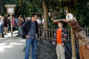 Die gesamte Familie macht einen Ausflug nach Disneyland. Phil (Ty Burrell, l.) und Luke (Nolan Gould, 2.v.r.) sind Feuer und Flamme, denn endlich ist Luke groß genug, alle Fahrgeschäfte zu fahren.