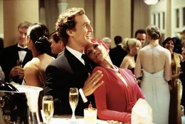 Mrs. DeLauer (Liliane Montevecchi, r.) kann sich nur schwer Bens (McConaughey, l.) Charme entziehen. Da l&auml;sst sich der charmante Werbefachmann auf eine Wette ein ...
