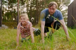 Vater und Tochter: Martin (Ulrich Brandhoff, re.) und Nina (Arian Wegener, li.).