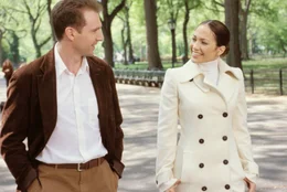 Der Umgang mit G&auml;sten und Kollegen von Marisa (Jennifer Lopez, r.) ist derart souver&auml;n, dass sie gro&szlig;e Chancen hat, die vakante Management-Stelle zu ergattern. Doch die Begegnung mit dem Kandidaten f&uuml;r den Senatorenposten, Christopher Marshall (Ralph Fiennes, l.), macht ihr Leben ziemlich kompliziert ...