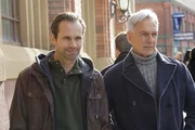 Warum nimmt Gibbs (Mark Harmon, r.) seinen Decknamen an und taucht unter, als er den Bruder (Tobias Jelinek, l.) eines auf der NCIS Most Wanted Liste stehenden Tatverd&auml;chtigen trifft?