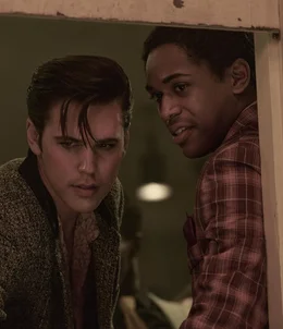 Im Memphis l&auml;sst sich der junge Elvis (Austin Butler, l.) von den Rhythmen des Blues inspirieren, unter anderem von Musiker B.B. King (Kelvin Harrison Jr., r.).