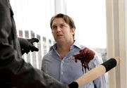 Der Antiquitätenhändler Henrik (David Valentin) wird erpresst.