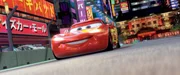 Um bei einer spektakul&auml;ren Welttournee zu Gunsten alternativer Brennstoffe mitzufahren, macht sich Rennstar Lightning McQueen (gesprochen von Manou Lubowski) auf nach Japan.