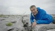 Im Burren Nationalpark ist nichts wie es scheint. Wasser verschwindet in ausgedehnten unterirdischen Flussl&auml;ufen. Und doch ist der schroffe Fels Lebensraum vieler seltener Pflanzenarten.
