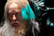 Merlin (Matthew Walker) will den Menschen helfen...
