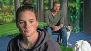 Paul (Christoph Schechinger) und seine Therapiehündin Käthe versuchen Chris (Tilmann Pörzgen, li.) der aufgrund eines Unfalls ein vernarbtes Gesicht hat, ins Leben zurück zu holen.