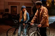 Lisa (Mina-Giselle Rüffer) ist mit Davi (Esmael Agostinho) auf dem Weg zu einer Schulparty.
