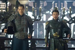 Kaiser Han (Jet Li, r.) beauftragt seinen General Ming Guo (Russell Wong), herauszufinden, wie man ewiges Leben erlangt.