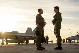 Jake "Hangman" Seresin (Glen Powell, l.); Bradley "Rooster" Bradshaw (Miles Teller, r.)