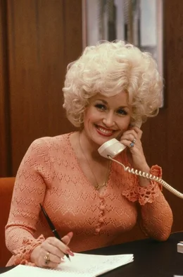 Der Alltag der B&uuml;roangestellten Doralee Rhodes (Dolly Parton) w&auml;re ohne ihren Chef, den Inbegriff eines Tyranns und Ekels, viel angenehmer ...
