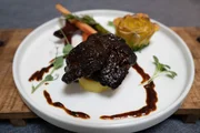 Hauptgericht bei Sarah Konert (Das Fleisch / Blonde d´Aquitaine Rinder) in Bocholt (NRW).