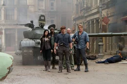 Sie sind bereit, alles zu geben, denn bei ihrer Mission geht es um nichts Geringeres als darum, die Welt vor einer atomaren Katastrophe zu bewahren: Maggie (Nan Yu, l.), Hale Caesar (Terry Crews, 2.v.l.), Barney Ross (Sylvester Stallone, M.), Toll Road (Randy Couture, 2.v.r.) und Gunner Jensen (Dolph Lundgren) ...