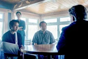 (v.li.): David Huynh (CJ Lam), Cindy Cheung (Stephanie Lam), Ronin Wong (Mike Lam), Bill Pullman (Harry Ambrose).