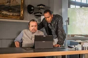 Die Kommissare Beissl (Andreas Giebel, links) und Jerry (Peter Marton, rechts) schauen sich Überwachungsvideos an. Die Kommissare Beissl (Andreas Giebel, links) und Jerry (Peter Marton, rechts) schauen sich Überwachungsvideos an.