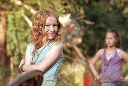 Eigentlich sind Frieda (Lucie Hollmann, r.) und Sprotte (Michelle von Treuberg, l.) beste Freundinnen. Bis sich beide in den gleichen Jungen verlieben....