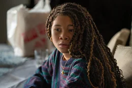 June (Storm Reid) ger&auml;t ob ihrer Ermittlungen schlie&szlig;lich selbst in Lebensgefahr.