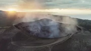 N&ouml;rdlich der Flanke des Vulkans Ol Doinyo Lengai in Tansania breitet sich der Natronsee aus. Hier br&uuml;ten eine Million Paare Zwergflamingos.