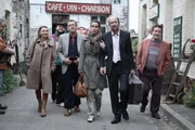 Philippes (Kad Merad, 2.v.r.) Freunde, Annabelle (Anne Marivin, 2.v.l.), Yann (Guy Lecluyse, 3.v.l.), Antoine (Dany Boon, 4.v.l.) und Fabrice (Philippe Duquesne, r.), bereiten seiner Frau Julie (Zoé Félix, 3.v.r.) einen geb&uuml;hrenden Empfang