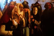 Lisa (Mina-Giselle Rüffer) wird beim Narrensprung von Maskenträgern mitgeschleppt und allein in den Gassen von Großstetten zurückgelassen.
