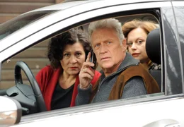 Rosa Sch&auml;tzlein (Eva Mattes), Frido Schulz (Robert Atzorn) und Almut Fischer (Edda Leesch, re.) suchen die gestohlene Katze.