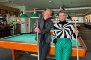 SÜDWESTRUNDFUNK Kurzstrecke mit Pierre M. Krause - Jennifer Weist lässt sich nichts ankreiden Jennifer Weist aka Yaenniver hat ihren Vertrag eigentlich für das Rockstar-Sein unterschrieben. Aber für ihren Tattoo-Bruder Pierre M. Krause macht sie eine kurze Pause davon. Gemeinsam verlassen sie die Büroräume des Managements (Tischtennisplatte, Gin-Bar und spülmaschinenfeste Musikpreise inklusive), um durch Kreuzberg zu flanieren. Mit der Frontfrau von Jennifer Rostock entspinnt sich bald eine FKKontroverse und eine über die Frage, ob Hits schreiben eigentlich Akkordarbeit ist.