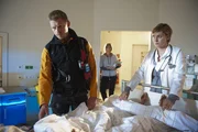 Andreas Marthaler (Martin Gruber, l.) und Dr. Verena Auerbach (Gundula Niemeyer, r.) rätseln über die mysteriösen Verletzungen der jungen Frau, deren Leben sie gerade gerettet haben.