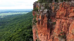Hunderte Meter hohe Felsen umgeben das Pantanal.