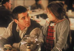 Jack Taylor (George Clooney, l.); Maggie Taylor (Mae Whitman, r.)