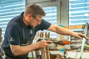 Ralf Sommer bringt den Schaft von Hand in Form.