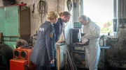 Roswitha Prinzler (Silke Matthias, r.) hat am Tatort einen Safe geknackt. Stine (Sidsel Hindhede, l.) und Timmermann (Mathias Junge, M.) machen darin eine interessante Entdeckung: Ein, auf den ersten Blick, wertloser Laptop samt USB-Stick, der offenbar jahrelang nicht angerührt worden ist. Welches Geheimnis birgt der Laptop? Roswitha Prinzler (Silke Matthias, r.) hat am Tatort einen Safe geknackt. Stine (Sidsel Hindhede, l.) und Timmermann (Mathias Junge, M.) machen darin eine interessante Entdeckung: Ein, auf den ersten Blick, wertloser Laptop samt USB-Stick, der offenbar jahrelang nicht angerührt worden ist. Welches Geheimnis birgt der Laptop?