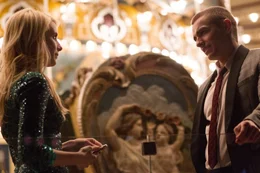 Verheimlicht der attraktive Ian (Dave Franco, r.) etwas sehr Wichtiges vor Vee (Emma Roberts, l.)?