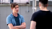Der Bruder des Opfers Lucy Paul Heswald (Adrian Bräunig, l.) äußert sich zu Max Fischer (Max Hemmersdorfer) über die Tatnacht.