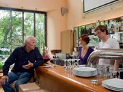 Da das Charlotto seit einiger Zeit rote Zahlen schreibt, erwägt Otto (Rolf Becker, links) der anstehenden Pachtverlängerung nicht zuzustimmen. Auch Pia (Hendrikje Fitz, Mitte) und Jakob Heilmann (Karsten Kühn) wissen keinen anderen Weg mehr - das Charlotto wird schließen müssen. Da das Charlotto seit einiger Zeit rote Zahlen schreibt, erwägt Otto (Rolf Becker, links) der anstehenden Pachtverlängerung nicht zuzustimmen. Auch Pia (Hendrikje Fitz, Mitte) und Jakob Heilmann (Karsten Kühn) wissen keinen anderen Weg mehr - das Charlotto wird schließen müssen.