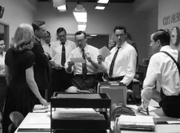 ARD Degeto GOOD NIGHT NAD GOOD LUCK - DER FALL MCCARTHY, "Good Night And Good Luck", am Sonntag (08.05.11) um 01:10 Uhr im ERSTEN. Nach ihrer kritischen TV-Sendung werden die Journalisten Edward Murrow (David Strathairn, re.), Joe Wershba (Robert Downey, jr., 2. v. re.), Jesse Zousmer (Tate Donovan, Mitte) und Fred Friendly (George Clooney, 5. v. li.) von anderen Medien unter Druck gesetzt.