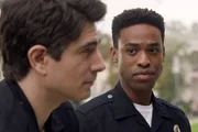 Die Fronten zwischen West (Titus Makin Jr., r.) und seinem neuen Ausbilder Stanton (Brandon Routh, l.) verh&auml;rten immer weiter. Nun will West Stantons diskriminierendes Verhalten nicht mehr tatenlos hinnehmen.