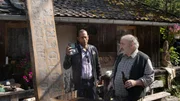 Jerry (Peter Marton) befragt Loisl Roiderer (Sigi Zimmerschied, rechts).
