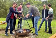 Die Böhmischen Bengel, Blasmusik ist ihre Leidenschaft, hier bereiten sie gebackene Klees zu, eine traditionelle vogtländische Speise