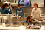 V.l.: Angela (Michaela Conlin), Cam (Tamara Taylor), Hodgins (T.J. Thyne) und Jessica (Laura Spencer) untersuchen die sterblichen Überreste einer Leiche, die von einer Schlammlawine angespült wurde.