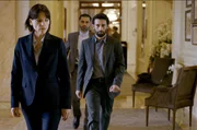 Trotz strenger Bewachung durch Leibwächter Ali Katibi (Alexander Behrang Keshtkar, Mi.) sucht Alexandra Weiss (Veerle Baetens, li.) einen Moment, um mit Ingenieur Payam Sanjabi (Arash Marandi, re.) allein zu sein.