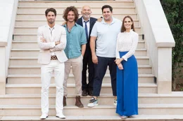 (v.li.): Juan Carlos (Tom Leeb), Alexandre Bartek (Louka M&eacute;liava), Francis Bartek (G&eacute;rard Jugnot), Philippe Bartek (Victor Artus Solaro), Stella Bartek (Camille Lou).