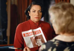 Ursula (Christine Neubauer, li.) zeigt ihrer Schw&auml;gerin Johanna (Eva Herzig) das Bild ihrer bislang verschollenen Tochter.