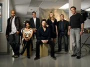 Die Belegschaft des Sacred Heart Hospitals (v.l.n.r.) Turk (Donald Faison), Carla Espinosa (Judy Reyes), Hausmeister (Neil Flynn), J.D. (Zach Braff), Elliot (Sarah Chalke), Dr. Bob Kelso (Ken Jenkins) und Dr. Phil Cox (John C. McGingley). Die Belegschaft des Sacred Heart Hospitals (v.l.n.r.) Turk (Donald Faison), Carla Espinosa (Judy Reyes), Hausmeister (Neil Flynn), J.D. (Zach Braff), Elliot (Sarah Chalke), Dr. Bob Kelso (Ken Jenkins) und Dr. Phil Cox (John C. McGingley).