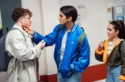 Trip (Vincent Hahnen) startet ins neue Schuljahr mit einem Bekenntnis zum Schwulsein. Bei Osman (Mido Kotaini) und Kira (Derya Dilber) muss er erst noch Überzeugungsarbeit leisten. Trip (Vincent Hahnen) startet ins neue Schuljahr mit einem Bekenntnis zum Schwulsein. Bei Osman (Mido Kotaini) und Kira (Derya Dilber) muss er erst noch Überzeugungsarbeit leisten.