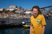 André Gatzke in Porto mit Blick auf den Douro und die Dom Louis Brücke.