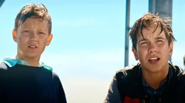 Pertsa (Olavi Kiiski, rechts) und Kilu (Oskari Mustikkaniemi) schauen von ihrem Schiff in die Ferne.