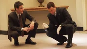 Ein Mann ist durch den Türspion seiner Wohnung mit einer abgesägten Schrotflinte erschossen worden. Die Detectives Don Flack (Eddie Cahill, r.) und Mac Taylor (Gary Sinise) ermitteln. Ein Mann ist durch den Türspion seiner Wohnung mit einer abgesägten Schrotflinte erschossen worden. Die Detectives Don Flack (Eddie Cahill, r.) und Mac Taylor (Gary Sinise) ermitteln.
