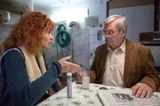 Günter (Wolfgang Winkler, r.) hat sein Gedächtnis verloren. Er hält Gerda Schulze (Heike Trinker, l.), die Mutter der Ganoven, für seine Ehefrau.