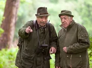 Fritz Kuttesch (Dieter Hallervorden, rechts) begleitet seinen langjährigen Freund Robert Walk (Achim Wolff) auf die Jagd. Robert erklärt Fritz ganz genau, wie und in welche Richtung er sich bewegen soll.